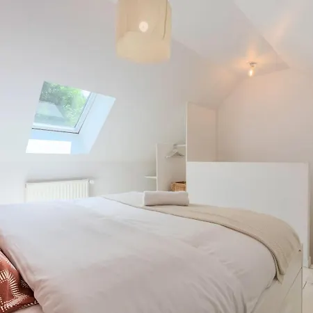 2 Bedroom House W/ Terrace, Near Train Stations & Metro-2